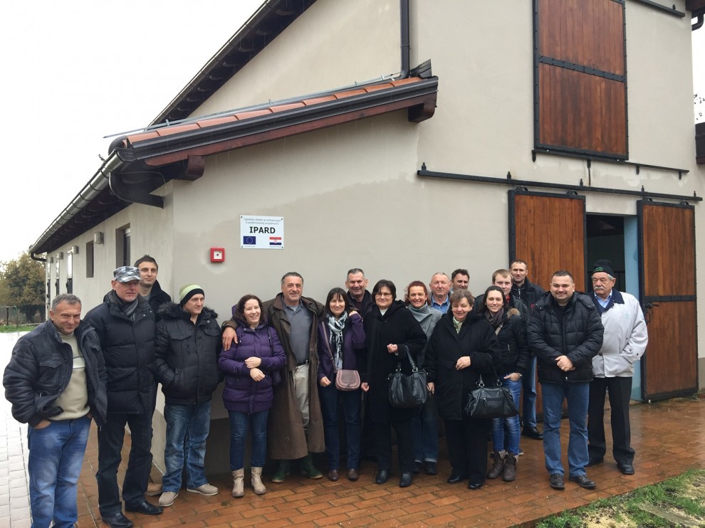 Članovi LAG-a Zeleni trokut ispred štale za goste financirane putem IPARD-a