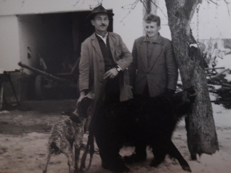 Josip Oleksa (sa šeširom) i nepoznati lovac snimljeni pred početak lova u Uljaniku 1964. godine. Fotografiju ustupila kćerka Ivanka Grafina r. Oleksa.  