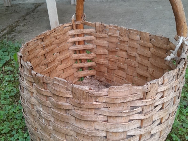 Sepet koji je izradio Josip Oleksa prije 48 godina. To je jedini sepet koji je uspjela sačuvati kćerka Ivanka Grafina. Snimio autor teksta 2. 10. 2025. godine u Pakracu.