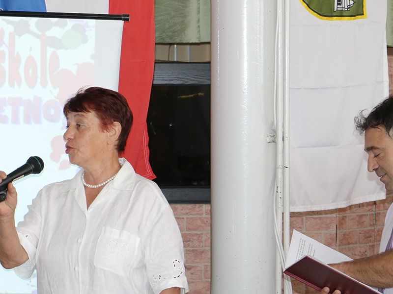 Ravnatelj Tibor Nagy uručuje poklon profesorici Mariji Blažinović