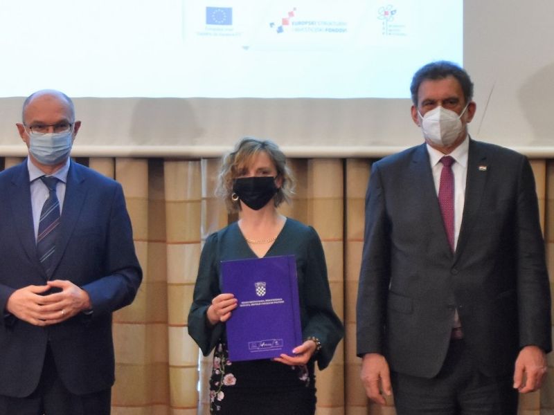 Foto: Potpis ugovora u Zagrebu/Privatni album T. Benković