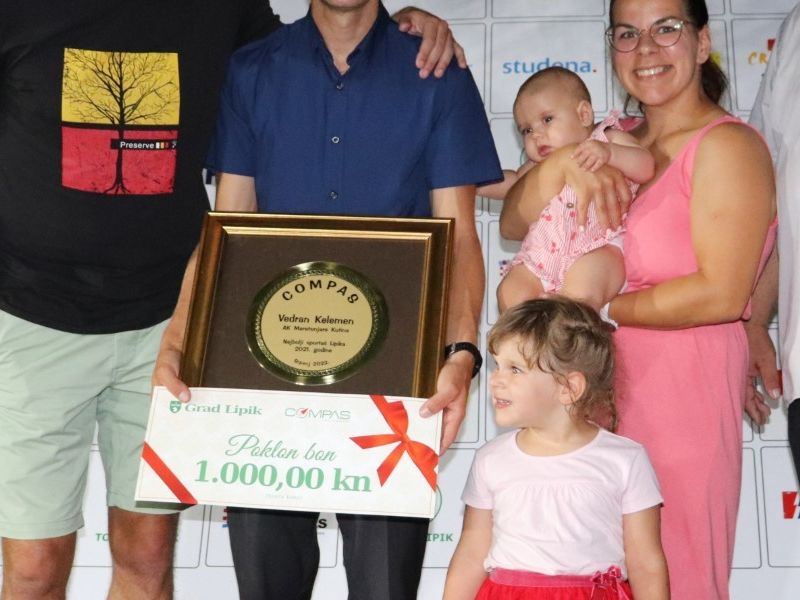Obitelj Kelemen s gradonačelnikom Lipika / Compas.hr
