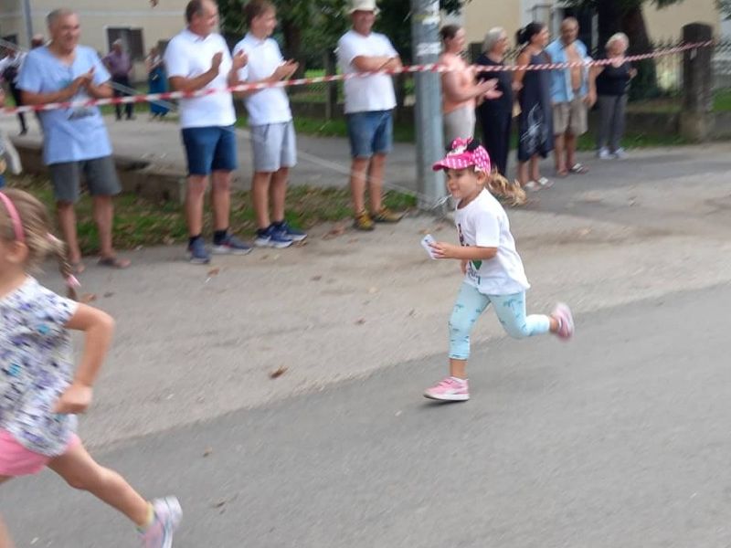 U sklopu 2. Jasenovačke utrke održane su i dječje utrke, a na utrci za najmlađe nastupila je i Mia Kelemen.