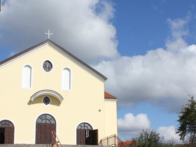 Župna crkva sv. Franje Asiškog u Lipiku / Compas.hr