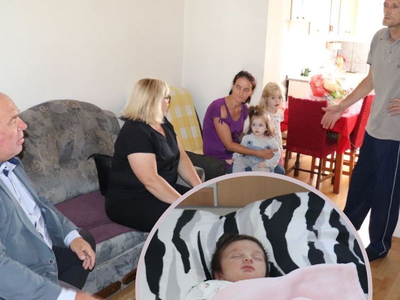 Obitelji Grgić uručena financijska pomoć od Grada Lipika i prijatelja iz Austrije za njihovo osmo dijete  / Compas.hr (*fotografija je objavljena uz odobrenje roditelja)
