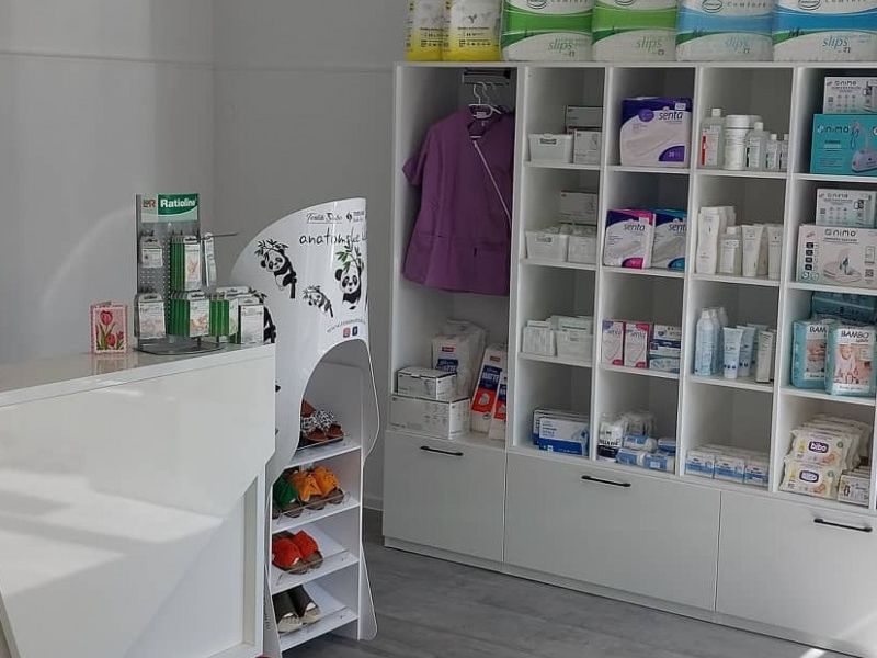 Specijalizirana je to tvrtka koja se bavi izdavanjem medicinskih pomagala koji su na listi HZZO-a  i propisuju se putem doznaka. Tvrtka također podaje i ostala medicinska pomagala koja ne podliježu listi zavoda, a to se u prvom redu odnosi na pomagala za kretanje i pomoć u obavljanju svakodnevnog života (medicinski kreveti i madraci, noćne posude, invalidska kolica, raznovrsne hodalice i štapovi te program za sprječavanje i njegu dekubitusa i ulkusa. U ponudi je i bogat izbor inhalatora za kućnu upotrebu, među kojima se ističe ultrazvučni nečujni inhalator koji je pogodan za malu djecu, a dolazi u dvije varijante, stolni klasični oblik i mali prijenosni džepni, s najnovijom MESH tehnologijom. Tu su i pumpe za izdajanje, tlakomjeri za podlaktice i nadlaktice te veliki izbor pelena i uložaka. Kako doznajemo od Mladena Ivanovića, direktor Oxmed Pharma odlučili su otvoriti poslovnicu u Pakracu s obzirom na to da već neko vrijeme djeluju na ovom području kroz veleprodajne aktivnosti. Uočili su potrebu za ovakvim prodajnim prostorom i prepoznali da građanima starije dobi s područja Lipika i Pakraca treba upravo jedna ovakva poslovnica s kompletnom uslugom i podrškom kako bi im se olakšala svakodnevica. Osim što je ugovoreni isporučitelj HZZO-a, Oxmed Pharma među svojim plasmanom proizvoda nudi i široki program inkontinencije, zatim su tu pomagala za dijabetes, kao i brojna rehabilitacijska pomagala. Pored programa inhalatora za djecu, u ponudi je i kompletan program opreme za majke i bebe, počevši od pelena preko električnih i običnih izdajalica te raznovrsnog programa za njegu. Također, imaju i kvalitetan sportski preventivni program namijenjen, ali i kompresivnu terapiju poput steznih čarapa. Proizvodi su visoko kvalitetni, što je i dokaz dobavljača uz Njemačke, Austrije i Švicarske, ističe direktor Ivanović te dodaje da se nisu samo fokusirali isključivo na stariju populaciju, na što možda asociraju ortopedska pomagala, već je njihov asortiman vrlo širok kako bi poboljšali kvalitetu života svih sugrađana.