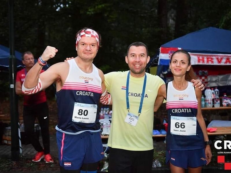 Ines Jozić, klupska kolegica, Mario Lovrić, klupski kolega, oboje reprezentativci, u sredini Tom Marinovich, stručni član reprezentacije i predsjednik UMK Mazator / Privatni album