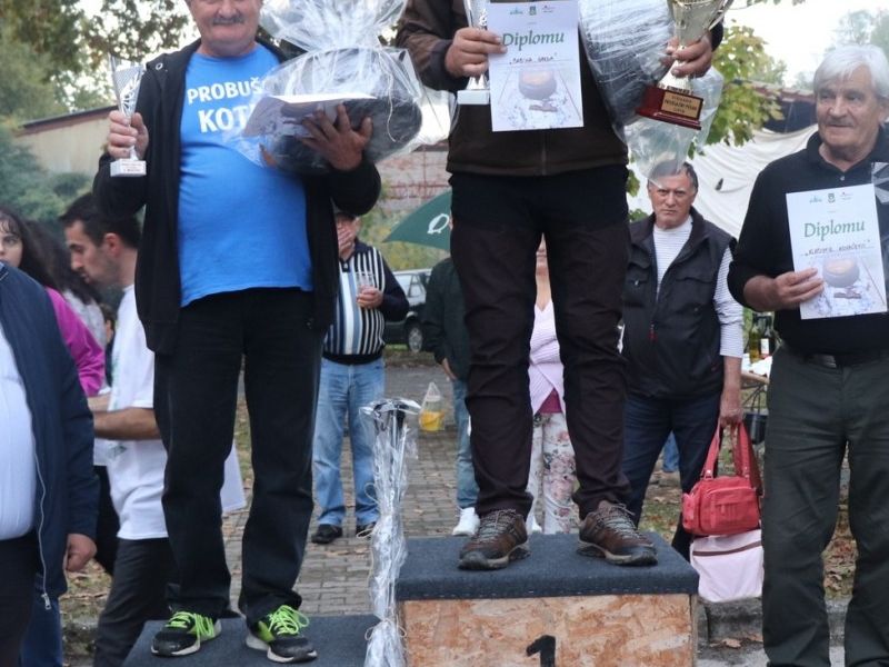 Pobjedničkim ekipama priznanja i nagrade uručio je gradonačelnik Lipika Vinko Kasana / Compas.hr