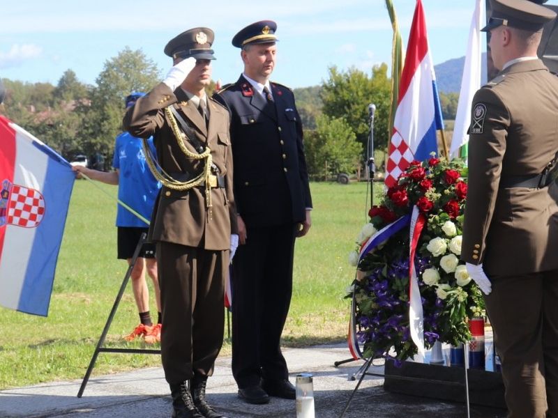 Izaslanik Predsjednika Republike Hrvatske pukovnik Damir Grgurić odaje počast nevinim žrtvama u Donjem Čagliću / Compas.hr