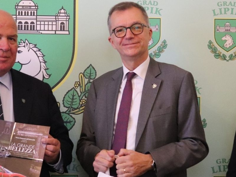Gradonačelnik Lipika Vinko Kasana, veleposlanik Republike Italije NJ. E. Pierfrancesco Sacco, Lionella Brisinello, predsjednica Zajednice Talijana Lipika / Compas.hr
