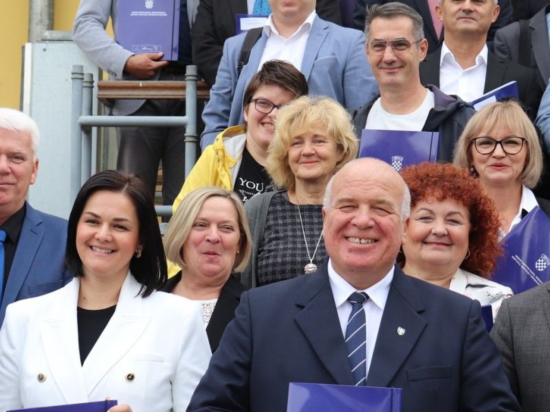 Ministar Piletić u Lipiku uručio 36 ugovora vrijednih više od 40 milijuna kuna za program Zaželi / Compas.hr