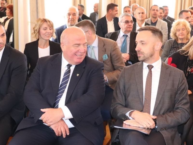 Ministar Piletić u Lipiku uručio 36 ugovora vrijednih više od 40 milijuna kuna za program Zaželi / Compas.hr