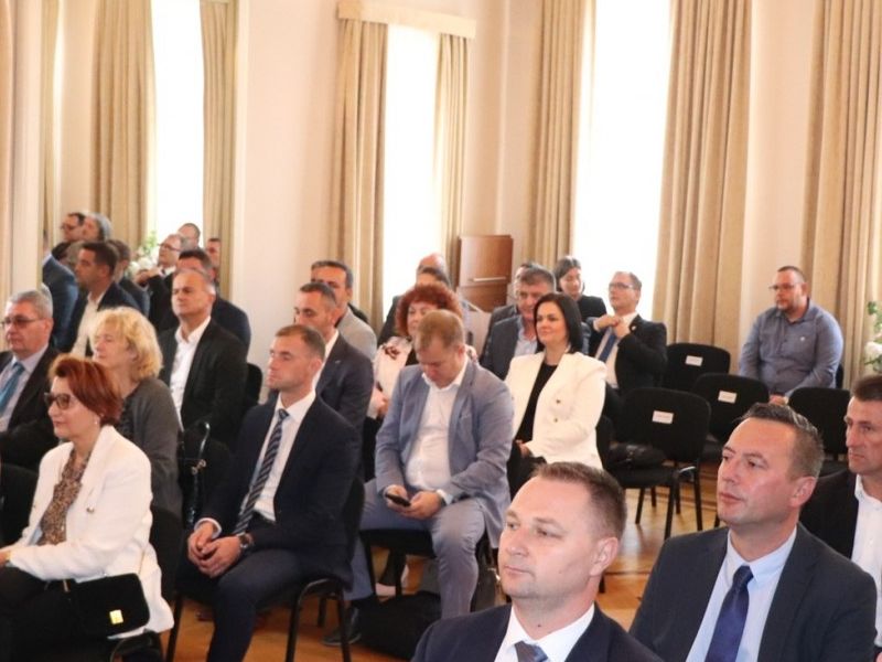 Ministar Piletić u Lipiku uručio 36 ugovora vrijednih više od 40 milijuna kuna za program Zaželi / Compas.hr