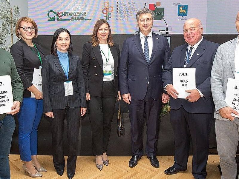 U nazočnosti premijera Plenkovića i ministrice Vučković, gradonačelniku Vinku Kasani svečano je uručen ugovor vrijedan 7,5 milijuna kuna za financiranje izgradnje i opremanja novog dječjeg vrtića iz natječaja za operaciju 7.4.1. za ulaganja iz Sektora dječjih vrtića Programa ruralnog razvoja