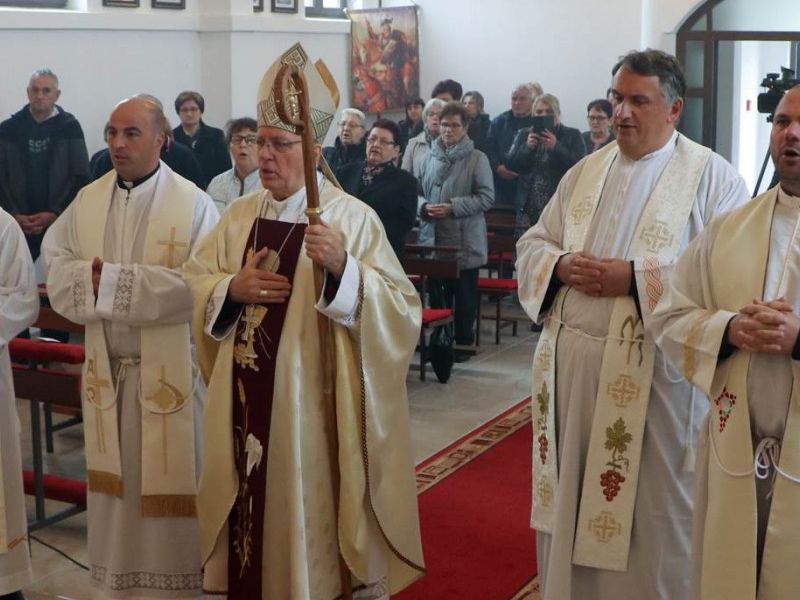 Požeški biskup msgr. Antun Škvorčević u nedjelju, 13. studenoga pohodio je Župu sv. Jurja Mučenika u Donjem Čagliću te predvodio euharistijsko slavlje i blagoslovio novoizgrađenu župnu crkvu sv. Jurja Mučenika. / Foto: Požeška biskupija