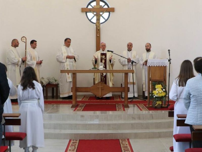 Požeški biskup msgr. Antun Škvorčević u nedjelju, 13. studenoga pohodio je Župu sv. Jurja Mučenika u Donjem Čagliću te predvodio euharistijsko slavlje i blagoslovio novoizgrađenu župnu crkvu sv. Jurja Mučenika. / Foto: Požeška biskupija