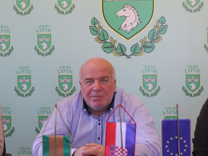Direktor Turističke zajednice Grada Lipika Hrvoje Kovačić, gradonačelnik Lipika Vinko Kasana i voditeljica Turističke agencije Lira Travel Ivana Pleše, koordinatorica događanja / Foto: Matija Kulhavi, Compas