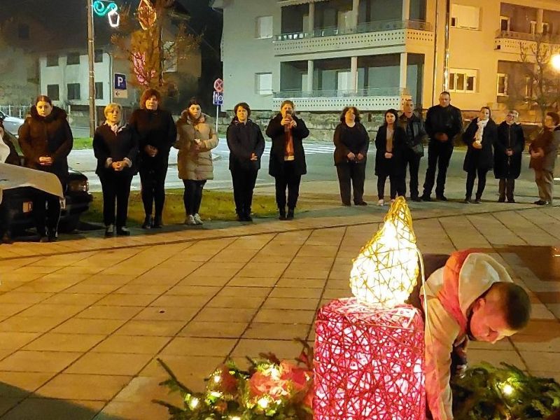 Prvu adventsku svijeću u Lipiku zapalio je maleni Ante Kolarević uz molitvu župnika Roka Ivanovića i prisustvo brojnih Lipičanki i Lipičana / Compas.hr