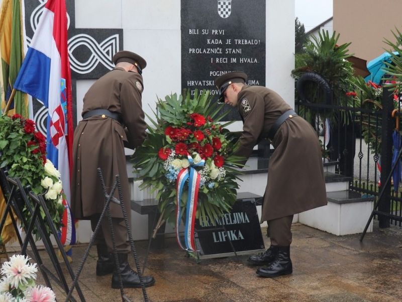 Spomen obilježje hrvatskim braniteljima na groblju u Lipiku / Compas.hr