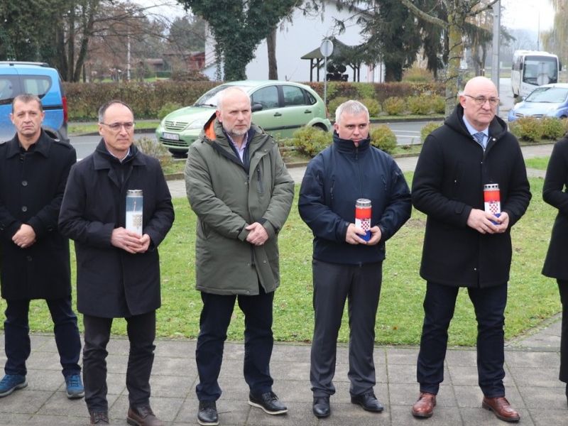 Odavanje počasti hrvatskim braniteljima na Trgu hrvatskih branitelja Lipika / Compas.hr