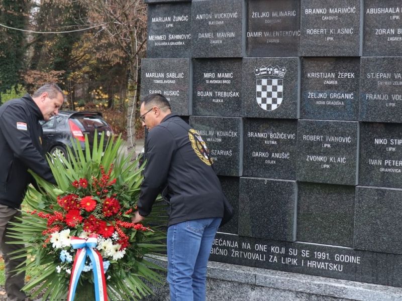Odavanje počasti hrvatskim braniteljima na Trgu hrvatskih branitelja Lipika / Compas.hr