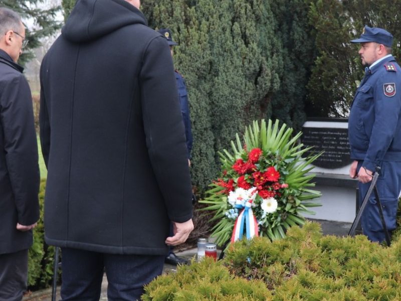 Odavanje počasti hrvatskim braniteljima kod spomen obilježja u Dobrovcu / Compas.hr