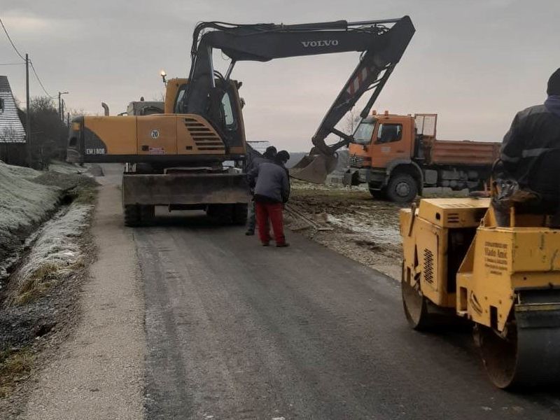 Asfaltirana cesta u naselju Strižičevac / Compas.hr