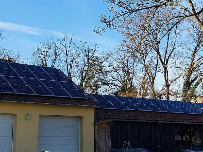 Fotonaponska solarna elektrana snage 24kW postavljena je na nadstrešnicama i garažama iza zgrade lipičke Gradske uprave / Compas.hr