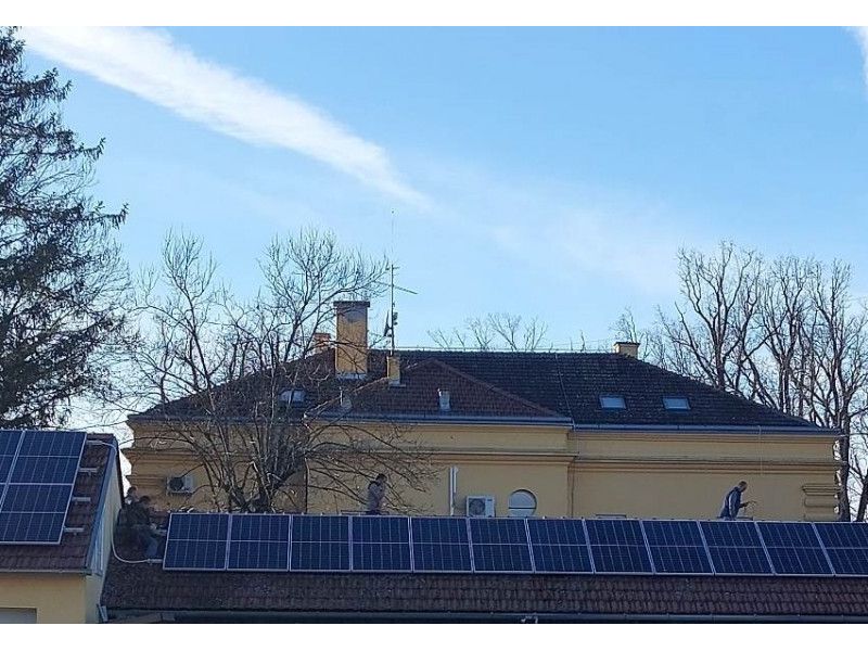 Fotonaponska solarna elektrana snage 24kW postavljena je na nadstrešnicama i garažama iza zgrade lipičke Gradske uprave / Compas.hr