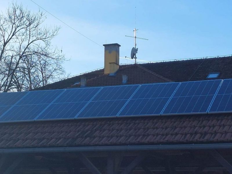 Fotonaponska solarna elektrana snage 24kW postavljena je na nadstrešnicama i garažama iza zgrade lipičke Gradske uprave / Compas.hr