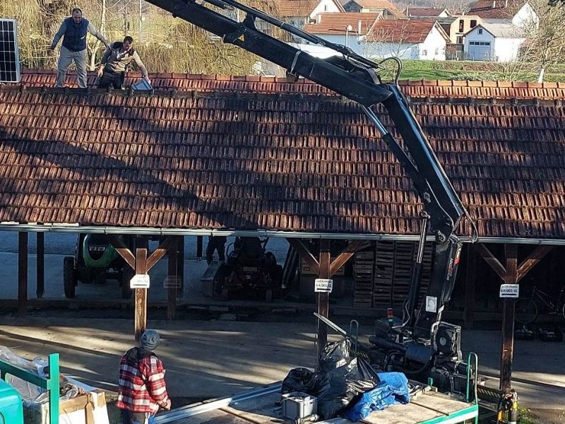 Fotonaponska solarna elektrana snage 24kW postavljena je na nadstrešnicama i garažama iza zgrade lipičke Gradske uprave / Compas.hr