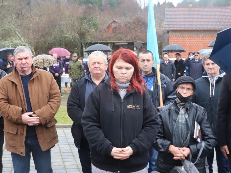 Zatočenici logora Bučje te članovi obitelji stradalih logoraša odaju počast / Compas.hr