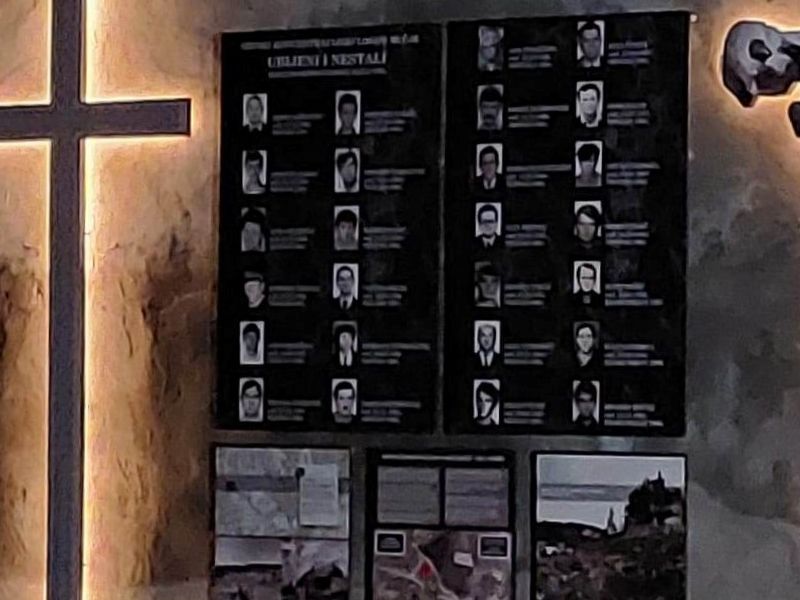 Trajno sjećanje s popisom 26 nestalih i stradalih Hrvata, žrtava ovog zloglasnog logora.