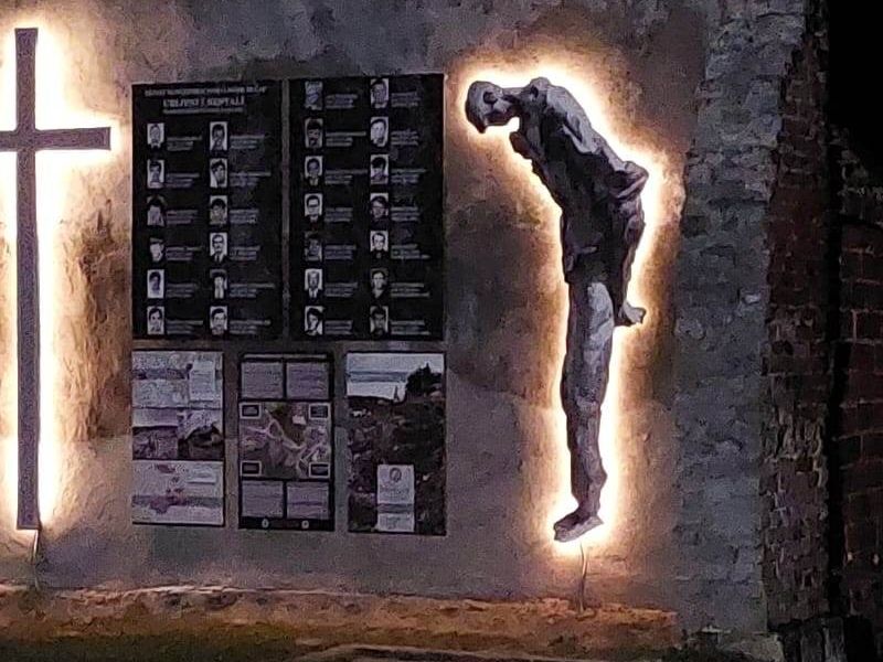Dio postavljenih vizuala tijekom noći svijetli tako da to kod prolaznika stvara poseban doživljaj.
