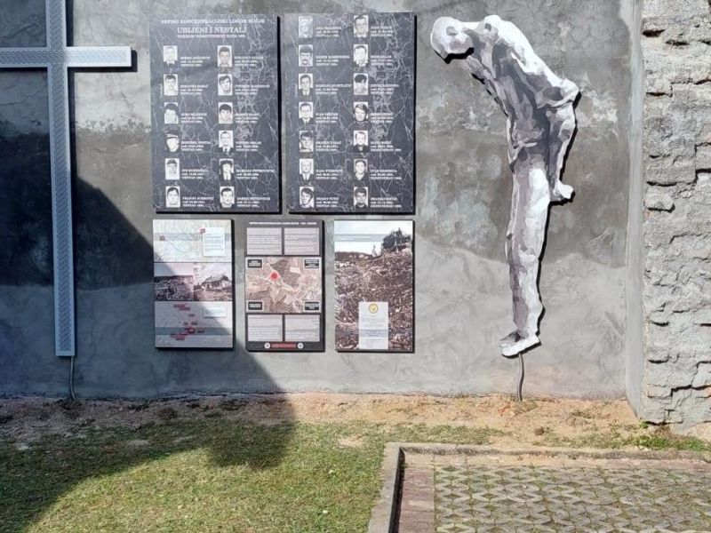 Simbolično je uređen zid, nadomak postojeće kapelice.
