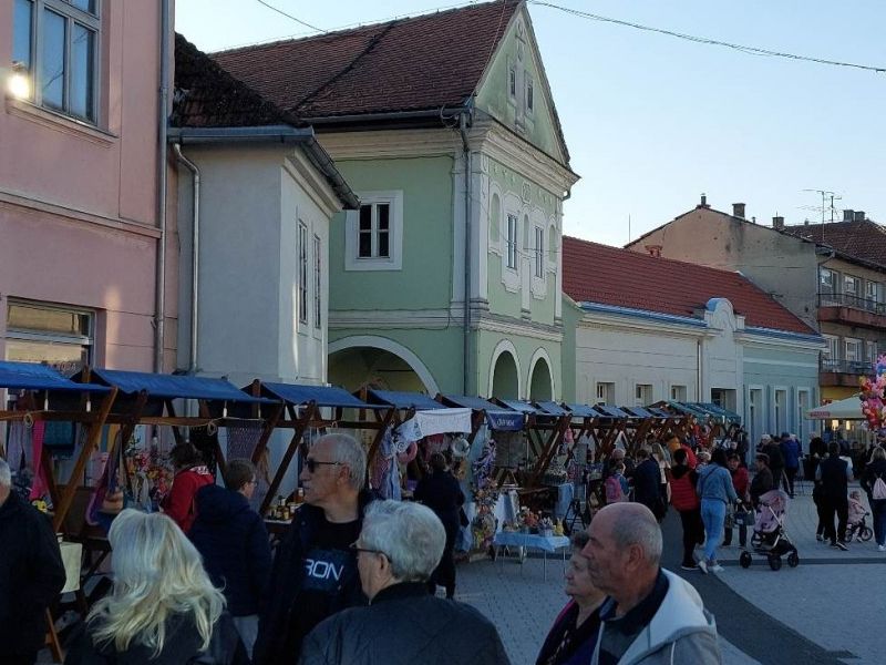 Sajam udruga na gradskoj šetnici / Compas.hr
