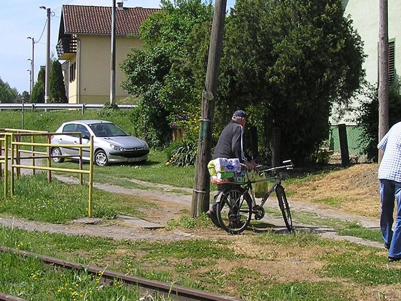 Prelazak biciklista preko pružnog prijelaza gurajući bicikl kod petlje u Filipovcu