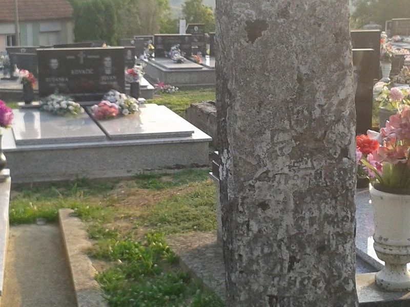 manji stećak s urezanim križem, gotovo nemoguće je razaznati piše li nešto na njemu