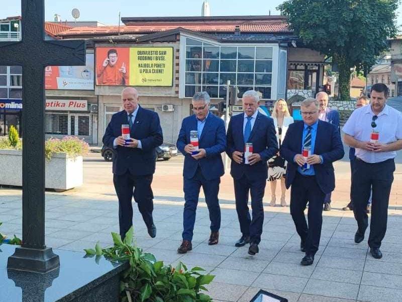 Polaganje vijenaca kod spomenika u središtu Kiseljaka / Grad Lipik