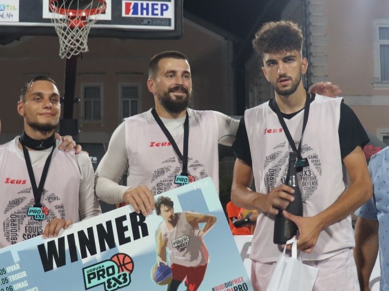 Pobjednik 3x3 PRO turnira je ekipa 3x3 Prnjavor, a nagradu im je uručio gradonačelnik Lipika / Compas.hr