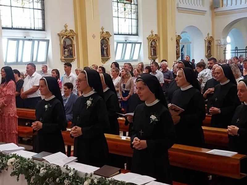 Klara je bila okružena s članovima obitelji i župljanima lipičke župe koji su s ponosom sudjelovali u ovom svečanom trenutku.