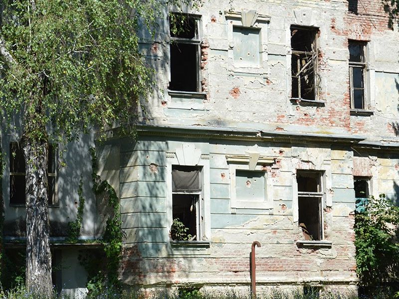 ruševna zgrada Zemaljske bolnice Pakrac s dvorišnim zgradama još jedno je moguće stanište lisica