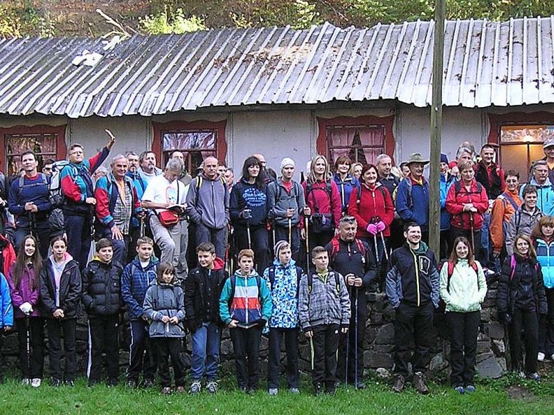 Ispred planinarskog doma na Strmcu.