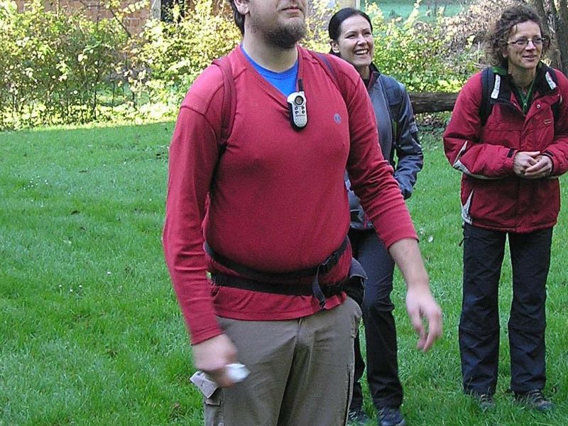 Vodič Krunoslav Malenica, s lijeve strane stoji Drago Vrbanić, obraća se sudionicima pohoda.