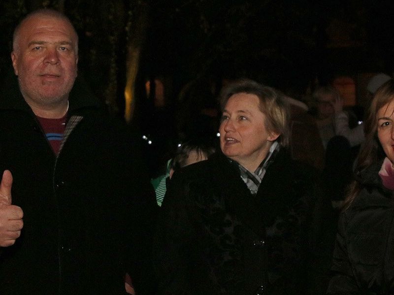 gradonačelnik Lipika Vinko Kasana, supruga Vesna i Ana Bertić upraviteljica imanja Božićna bajka obitelji Salaj 
