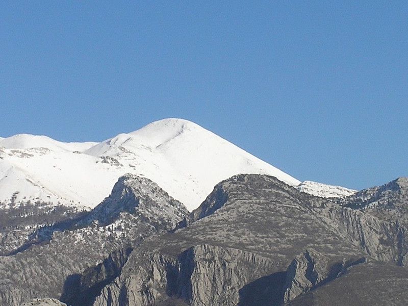 Pogled na Sveto brdo s Anića Kuka(712 m) koji se izdiže na ulazu u kanjon Velike Paklenice