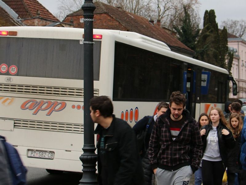 poslijepodne oko 15 sati