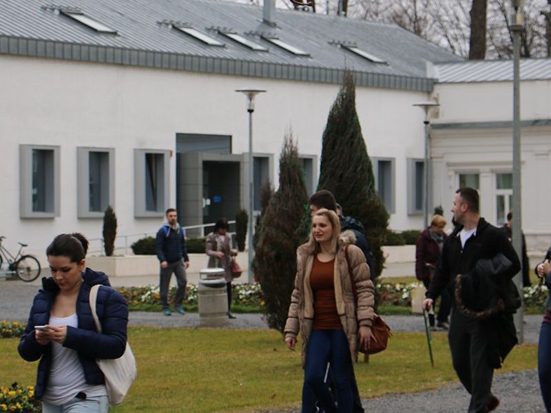 poslijepodne oko 15 sati