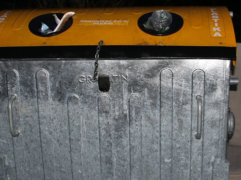 puni spremnik u prolazu između Slavonske ulice i Vukovarske avenije u Lipiku 