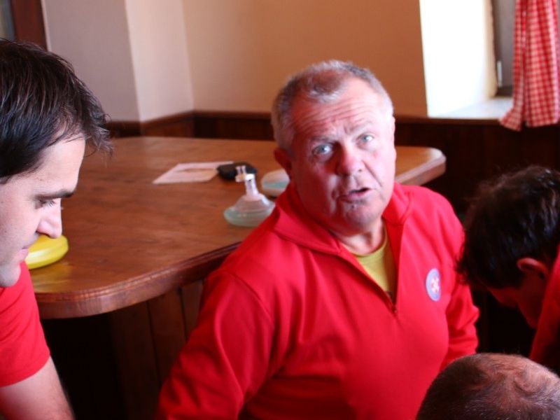 u sredini je voditelj relincenciranja dr.med. Dario Švajda, a Zvonimir Miler iz Pakraca obavlja postupak masaže srca na lutki za vježbu